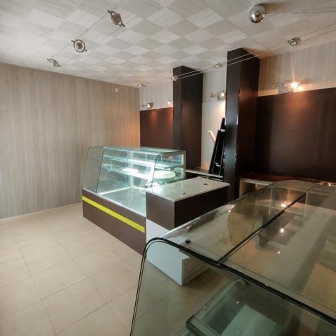 Appartement de type F3 avec cuisine équipée récente avec local commercial au RDC. Pouvant être dissocié offrant la possibilité de faire 2 locations séparer!