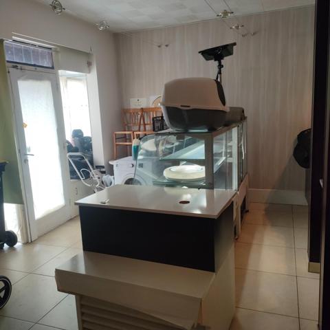 Appartement de type F3 avec cuisine équipée récente avec local commercial au RDC. Pouvant être dissocié offrant la possibilité de faire 2 locations séparer!