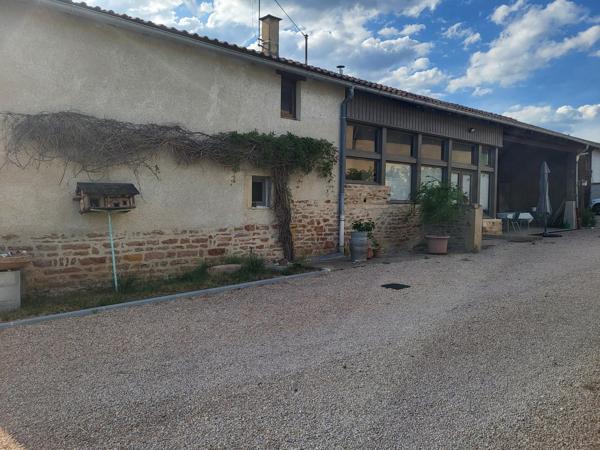 Joli corps de ferme avec dépendances