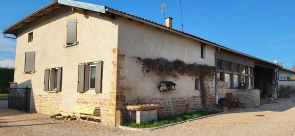 Joli corps de ferme avec dépendances