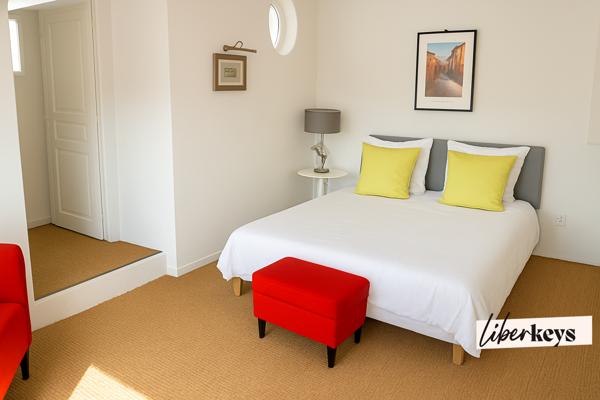 Maison bourgeoise agencée en meublés de tourisme – Un jardin secret au cœur de Moustiers