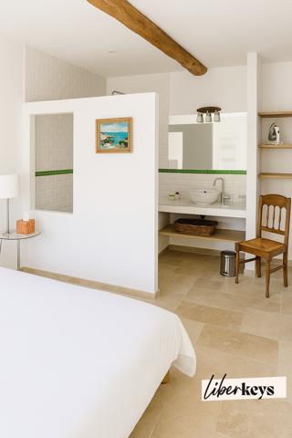 Maison bourgeoise agencée en meublés de tourisme – Un jardin secret au cœur de Moustiers