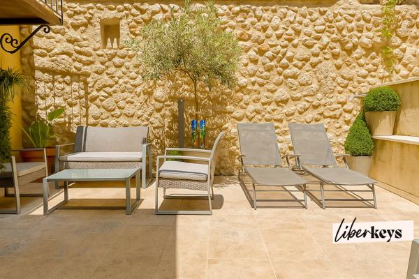 Maison bourgeoise agencée en meublés de tourisme – Un jardin secret au cœur de Moustiers