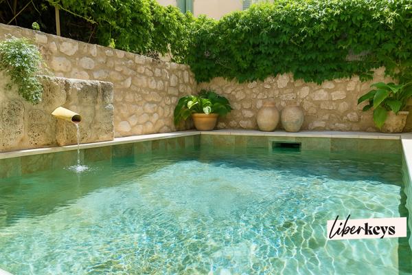 Maison bourgeoise agencée en meublés de tourisme – Un jardin secret au cœur de Moustiers