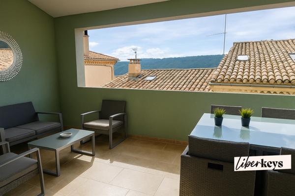 Maison bourgeoise agencée en meublés de tourisme – Un jardin secret au cœur de Moustiers