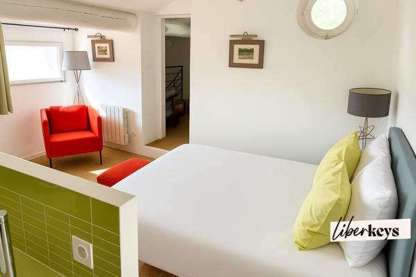 Maison bourgeoise agencée en meublés de tourisme – Un jardin secret au cœur de Moustiers