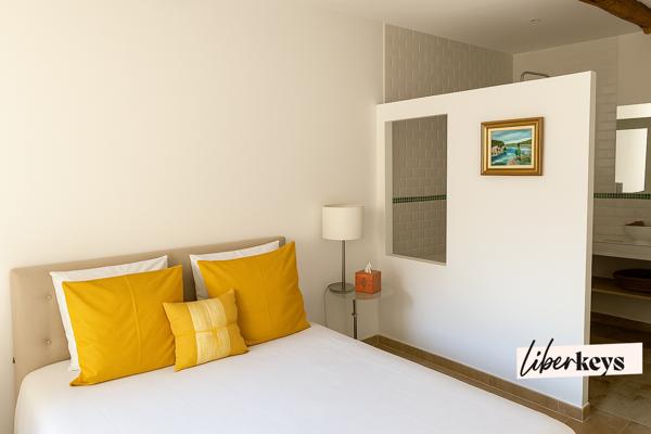 Maison bourgeoise agencée en meublés de tourisme – Un jardin secret au cœur de Moustiers