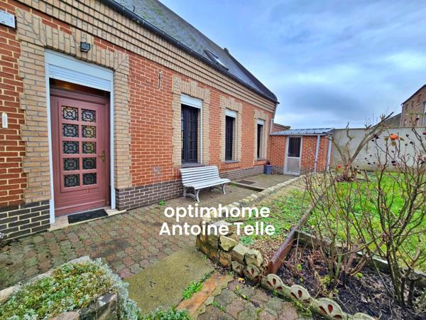 Le Cateau - Maison semi-individuelle à double accès avec garage, devanture & jardin clos.