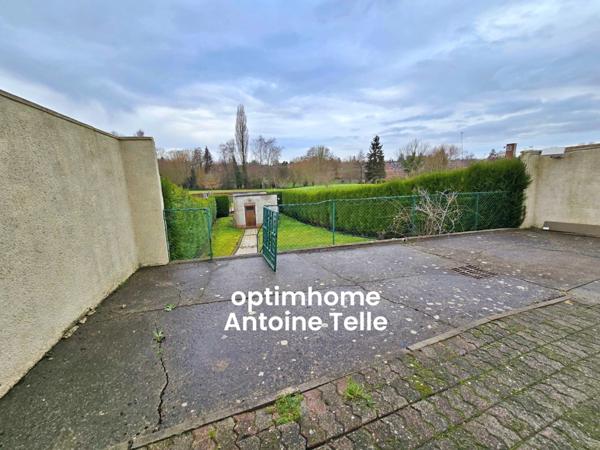 Le Cateau - Maison semi-individuelle à double accès avec garage, devanture & jardin clos.