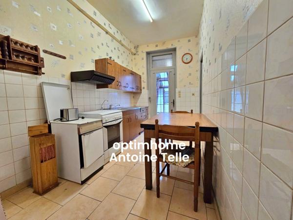 Le Cateau - Maison semi-individuelle à double accès avec garage, devanture & jardin clos.