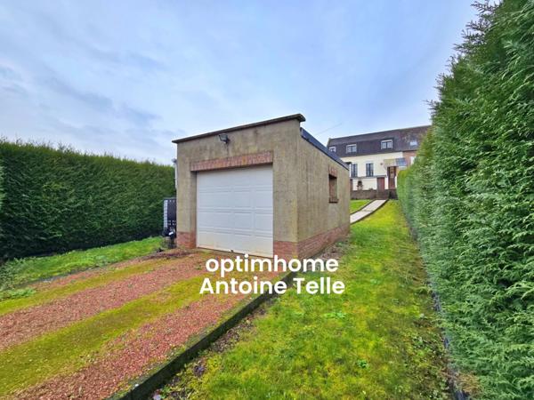 Le Cateau - Maison semi-individuelle à double accès avec garage, devanture & jardin clos.