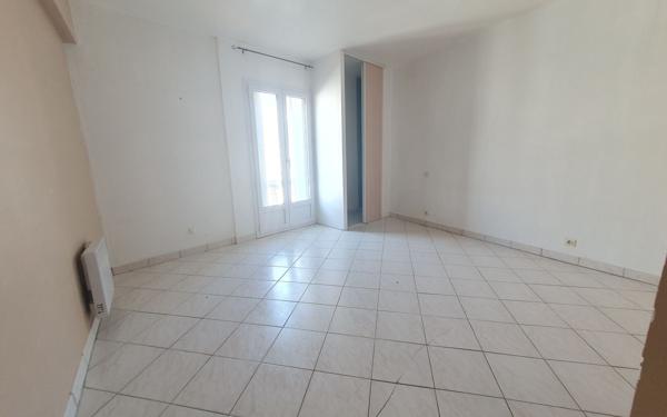 Immeuble à vendre    7 pièces •  Vias