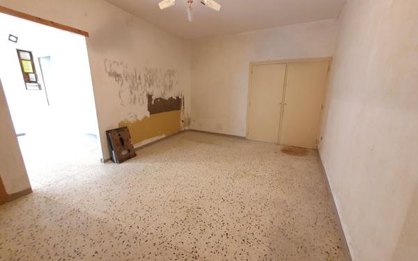 Immeuble à vendre    7 pièces •  Vias