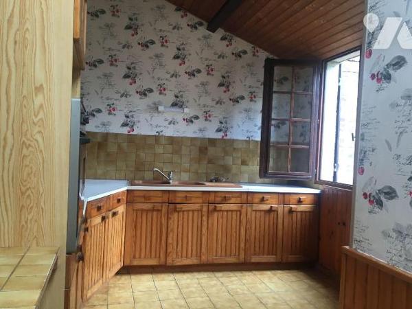 Immeuble avec en rez-de-chaussée une boutique et une arrière boutique.
A l'étage un appartemen...