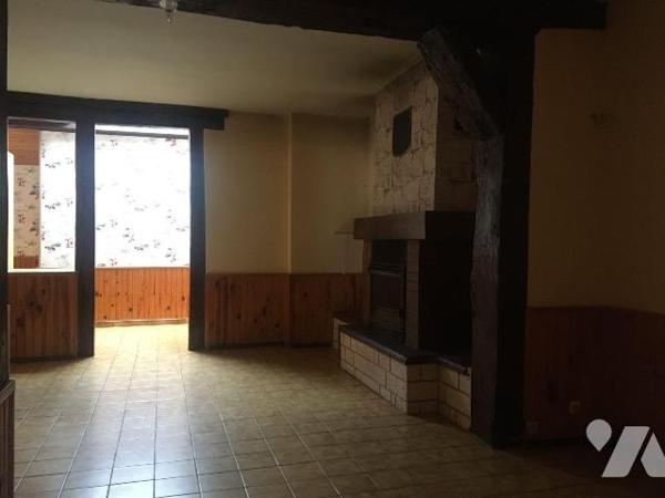 Immeuble avec en rez-de-chaussée une boutique et une arrière boutique.
A l'étage un appartemen...