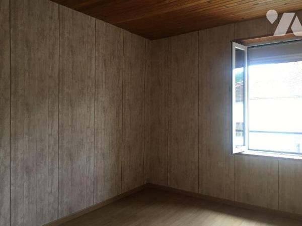 Immeuble avec en rez-de-chaussée une boutique et une arrière boutique.
A l'étage un appartemen...