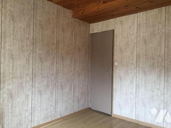 Immeuble avec en rez-de-chaussée une boutique et une arrière boutique.
A l'étage un appartemen...