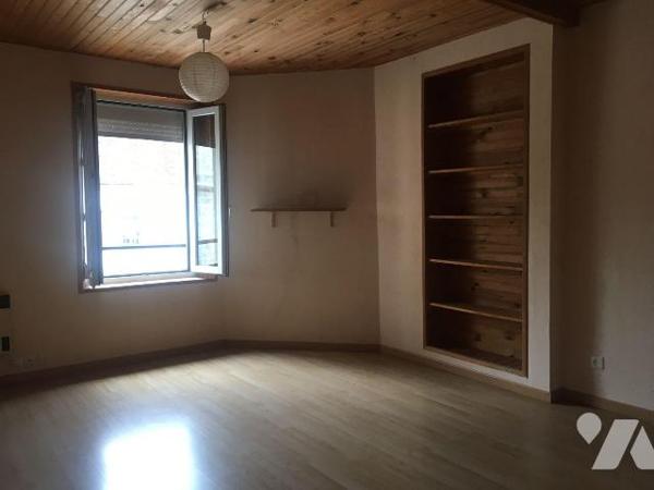 Immeuble avec en rez-de-chaussée une boutique et une arrière boutique.
A l'étage un appartemen...