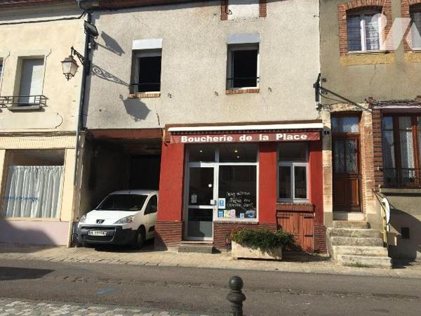 Immeuble avec en rez-de-chaussée une boutique et une arrière boutique.
A l'étage un appartemen...