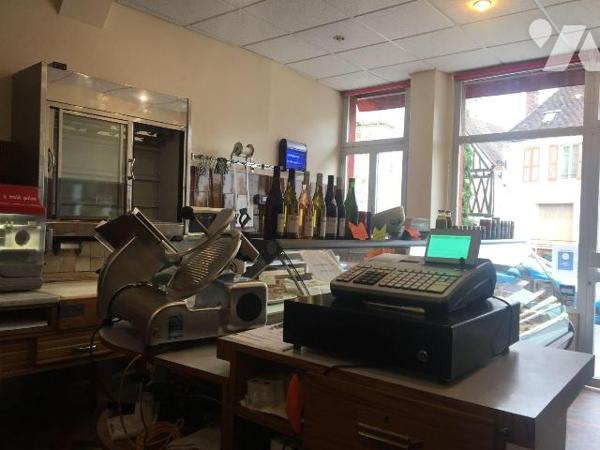 Immeuble avec en rez-de-chaussée une boutique et une arrière boutique.
A l'étage un appartemen...