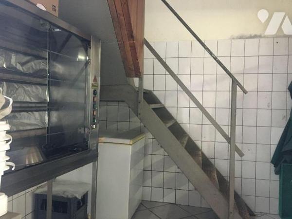 Immeuble avec en rez-de-chaussée une boutique et une arrière boutique.
A l'étage un appartemen...