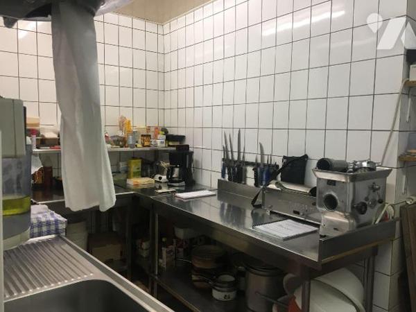 Immeuble avec en rez-de-chaussée une boutique et une arrière boutique.
A l'étage un appartemen...