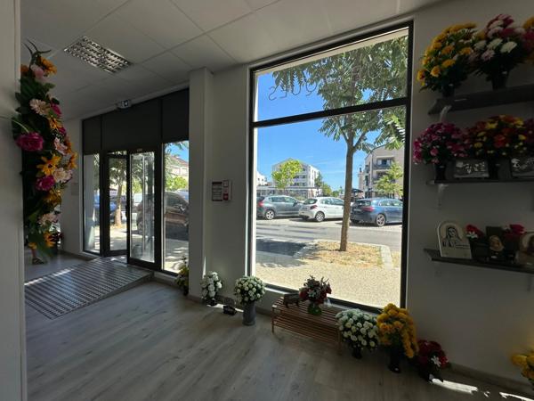 Local commercial Bail à céder SAINT LAURENT DE MURE (69), local Commercial de 110m2 environ sur la nouvelle place centrale de st laurent de mure