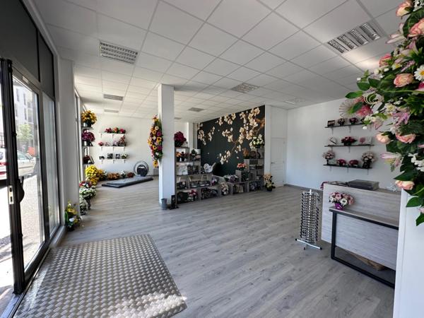 Local commercial Bail à céder SAINT LAURENT DE MURE (69), local Commercial de 110m2 environ sur la nouvelle place centrale de st laurent de mure