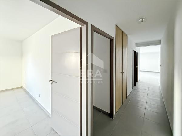 Appartement T3 77 m², terrasse et garage.