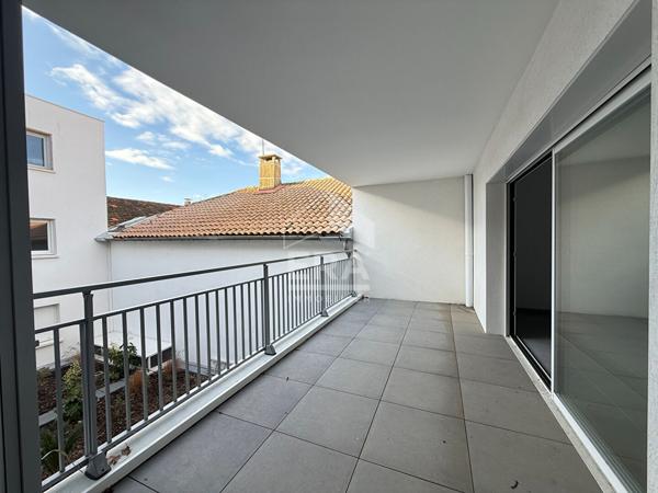 Appartement T3 77 m², terrasse et garage.