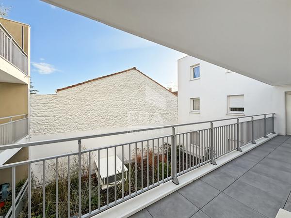 Appartement T3 77 m², terrasse et garage.