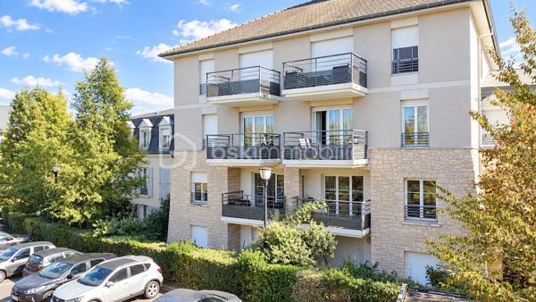 Au sein d'une résidence Kaufman & broad recherchée et sécurisée, proche de tout, beau et spacieux 2 pièces de 50 m2 avec terrasse privative ! 
Entrée, agréable séjour avec cuisine équipée ouverte (27m2), chambre (12m2) et salle de bains, wc séparé.
2 places de parkings privatives viennent compléter cet appartement sans travaux.
Fenêtres PVC, volets roulants, fibre optique, ...
Les charges comprennent chauffage, eau, ascenseur, entretien et sécurité résidence,...