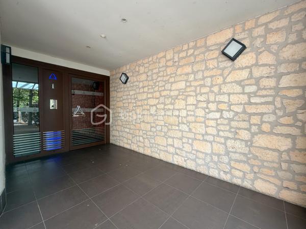 Au sein d'une résidence Kaufman & broad recherchée et sécurisée, proche de tout, beau et spacieux 2 pièces de 50 m2 avec terrasse privative ! 
Entrée, agréable séjour avec cuisine équipée ouverte (27m2), chambre (12m2) et salle de bains, wc séparé.
2 places de parkings privatives viennent compléter cet appartement sans travaux.
Fenêtres PVC, volets roulants, fibre optique, ...
Les charges comprennent chauffage, eau, ascenseur, entretien et sécurité résidence,...