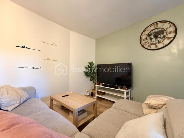 Au sein d'une résidence Kaufman & broad recherchée et sécurisée, proche de tout, beau et spacieux 2 pièces de 50 m2 avec terrasse privative ! 
Entrée, agréable séjour avec cuisine équipée ouverte (27m2), chambre (12m2) et salle de bains, wc séparé.
2 places de parkings privatives viennent compléter cet appartement sans travaux.
Fenêtres PVC, volets roulants, fibre optique, ...
Les charges comprennent chauffage, eau, ascenseur, entretien et sécurité résidence,...