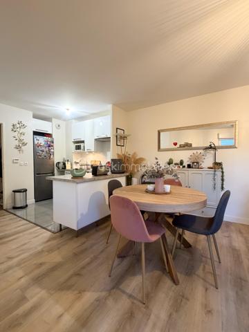 Au sein d'une résidence Kaufman & broad recherchée et sécurisée, proche de tout, beau et spacieux 2 pièces de 50 m2 avec terrasse privative ! 
Entrée, agréable séjour avec cuisine équipée ouverte (27m2), chambre (12m2) et salle de bains, wc séparé.
2 places de parkings privatives viennent compléter cet appartement sans travaux.
Fenêtres PVC, volets roulants, fibre optique, ...
Les charges comprennent chauffage, eau, ascenseur, entretien et sécurité résidence,...