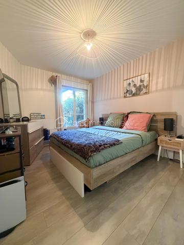 Au sein d'une résidence Kaufman & broad recherchée et sécurisée, proche de tout, beau et spacieux 2 pièces de 50 m2 avec terrasse privative ! 
Entrée, agréable séjour avec cuisine équipée ouverte (27m2), chambre (12m2) et salle de bains, wc séparé.
2 places de parkings privatives viennent compléter cet appartement sans travaux.
Fenêtres PVC, volets roulants, fibre optique, ...
Les charges comprennent chauffage, eau, ascenseur, entretien et sécurité résidence,...