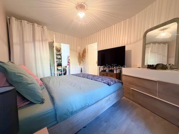 Au sein d'une résidence Kaufman & broad recherchée et sécurisée, proche de tout, beau et spacieux 2 pièces de 50 m2 avec terrasse privative ! 
Entrée, agréable séjour avec cuisine équipée ouverte (27m2), chambre (12m2) et salle de bains, wc séparé.
2 places de parkings privatives viennent compléter cet appartement sans travaux.
Fenêtres PVC, volets roulants, fibre optique, ...
Les charges comprennent chauffage, eau, ascenseur, entretien et sécurité résidence,...