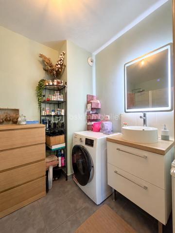Au sein d'une résidence Kaufman & broad recherchée et sécurisée, proche de tout, beau et spacieux 2 pièces de 50 m2 avec terrasse privative ! 
Entrée, agréable séjour avec cuisine équipée ouverte (27m2), chambre (12m2) et salle de bains, wc séparé.
2 places de parkings privatives viennent compléter cet appartement sans travaux.
Fenêtres PVC, volets roulants, fibre optique, ...
Les charges comprennent chauffage, eau, ascenseur, entretien et sécurité résidence,...