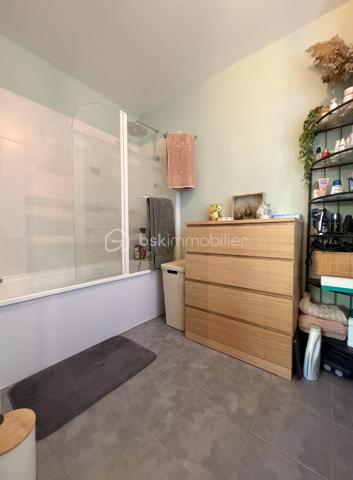 Au sein d'une résidence Kaufman & broad recherchée et sécurisée, proche de tout, beau et spacieux 2 pièces de 50 m2 avec terrasse privative ! 
Entrée, agréable séjour avec cuisine équipée ouverte (27m2), chambre (12m2) et salle de bains, wc séparé.
2 places de parkings privatives viennent compléter cet appartement sans travaux.
Fenêtres PVC, volets roulants, fibre optique, ...
Les charges comprennent chauffage, eau, ascenseur, entretien et sécurité résidence,...