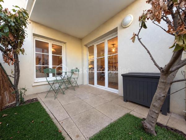 Au sein d'une résidence Kaufman & broad recherchée et sécurisée, proche de tout, beau et spacieux 2 pièces de 50 m2 avec terrasse privative ! 
Entrée, agréable séjour avec cuisine équipée ouverte (27m2), chambre (12m2) et salle de bains, wc séparé.
2 places de parkings privatives viennent compléter cet appartement sans travaux.
Fenêtres PVC, volets roulants, fibre optique, ...
Les charges comprennent chauffage, eau, ascenseur, entretien et sécurité résidence,...