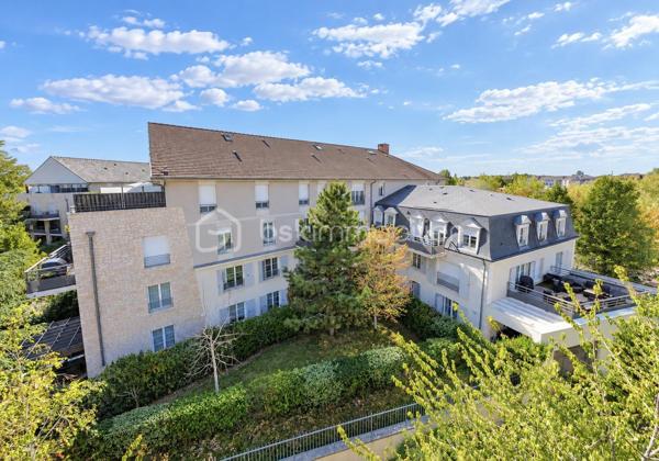 Au sein d'une résidence Kaufman & broad recherchée et sécurisée, proche de tout, beau et spacieux 2 pièces de 50 m2 avec terrasse privative ! 
Entrée, agréable séjour avec cuisine équipée ouverte (27m2), chambre (12m2) et salle de bains, wc séparé.
2 places de parkings privatives viennent compléter cet appartement sans travaux.
Fenêtres PVC, volets roulants, fibre optique, ...
Les charges comprennent chauffage, eau, ascenseur, entretien et sécurité résidence,...