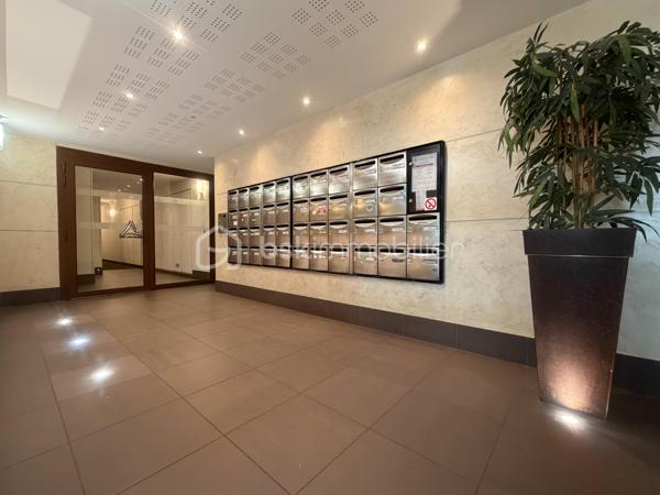 Au sein d'une résidence Kaufman & broad recherchée et sécurisée, proche de tout, beau et spacieux 2 pièces de 50 m2 avec terrasse privative ! 
Entrée, agréable séjour avec cuisine équipée ouverte (27m2), chambre (12m2) et salle de bains, wc séparé.
2 places de parkings privatives viennent compléter cet appartement sans travaux.
Fenêtres PVC, volets roulants, fibre optique, ...
Les charges comprennent chauffage, eau, ascenseur, entretien et sécurité résidence,...