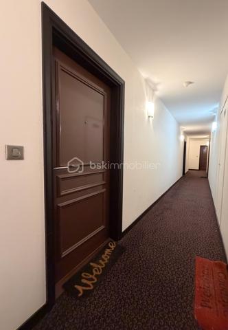 Au sein d'une résidence Kaufman & broad recherchée et sécurisée, proche de tout, beau et spacieux 2 pièces de 50 m2 avec terrasse privative ! 
Entrée, agréable séjour avec cuisine équipée ouverte (27m2), chambre (12m2) et salle de bains, wc séparé.
2 places de parkings privatives viennent compléter cet appartement sans travaux.
Fenêtres PVC, volets roulants, fibre optique, ...
Les charges comprennent chauffage, eau, ascenseur, entretien et sécurité résidence,...