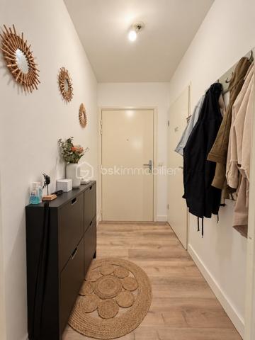Au sein d'une résidence Kaufman & broad recherchée et sécurisée, proche de tout, beau et spacieux 2 pièces de 50 m2 avec terrasse privative ! 
Entrée, agréable séjour avec cuisine équipée ouverte (27m2), chambre (12m2) et salle de bains, wc séparé.
2 places de parkings privatives viennent compléter cet appartement sans travaux.
Fenêtres PVC, volets roulants, fibre optique, ...
Les charges comprennent chauffage, eau, ascenseur, entretien et sécurité résidence,...
