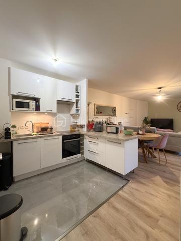 Au sein d'une résidence Kaufman & broad recherchée et sécurisée, proche de tout, beau et spacieux 2 pièces de 50 m2 avec terrasse privative ! 
Entrée, agréable séjour avec cuisine équipée ouverte (27m2), chambre (12m2) et salle de bains, wc séparé.
2 places de parkings privatives viennent compléter cet appartement sans travaux.
Fenêtres PVC, volets roulants, fibre optique, ...
Les charges comprennent chauffage, eau, ascenseur, entretien et sécurité résidence,...