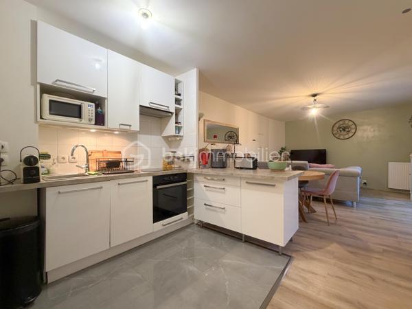 Au sein d'une résidence Kaufman & broad recherchée et sécurisée, proche de tout, beau et spacieux 2 pièces de 50 m2 avec terrasse privative ! 
Entrée, agréable séjour avec cuisine équipée ouverte (27m2), chambre (12m2) et salle de bains, wc séparé.
2 places de parkings privatives viennent compléter cet appartement sans travaux.
Fenêtres PVC, volets roulants, fibre optique, ...
Les charges comprennent chauffage, eau, ascenseur, entretien et sécurité résidence,...