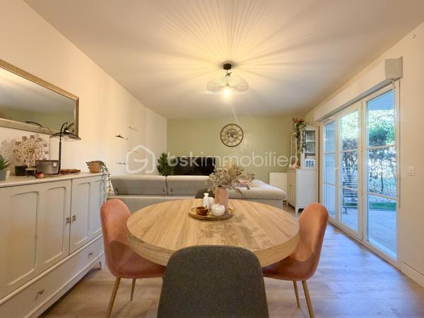 Au sein d'une résidence Kaufman & broad recherchée et sécurisée, proche de tout, beau et spacieux 2 pièces de 50 m2 avec terrasse privative ! 
Entrée, agréable séjour avec cuisine équipée ouverte (27m2), chambre (12m2) et salle de bains, wc séparé.
2 places de parkings privatives viennent compléter cet appartement sans travaux.
Fenêtres PVC, volets roulants, fibre optique, ...
Les charges comprennent chauffage, eau, ascenseur, entretien et sécurité résidence,...