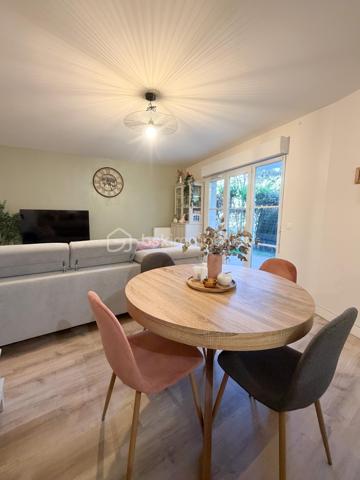 Au sein d'une résidence Kaufman & broad recherchée et sécurisée, proche de tout, beau et spacieux 2 pièces de 50 m2 avec terrasse privative ! 
Entrée, agréable séjour avec cuisine équipée ouverte (27m2), chambre (12m2) et salle de bains, wc séparé.
2 places de parkings privatives viennent compléter cet appartement sans travaux.
Fenêtres PVC, volets roulants, fibre optique, ...
Les charges comprennent chauffage, eau, ascenseur, entretien et sécurité résidence,...