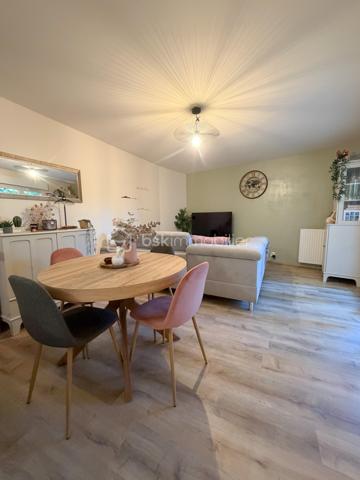 Au sein d'une résidence Kaufman & broad recherchée et sécurisée, proche de tout, beau et spacieux 2 pièces de 50 m2 avec terrasse privative ! 
Entrée, agréable séjour avec cuisine équipée ouverte (27m2), chambre (12m2) et salle de bains, wc séparé.
2 places de parkings privatives viennent compléter cet appartement sans travaux.
Fenêtres PVC, volets roulants, fibre optique, ...
Les charges comprennent chauffage, eau, ascenseur, entretien et sécurité résidence,...
