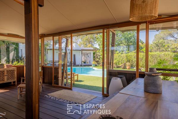Villa contemporaine aux accents safari avec piscine et tennis